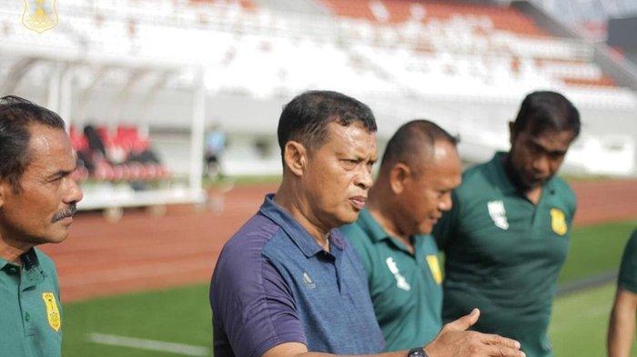 Pelatih kepala PSDS Deli Serdang Zefrizal Lubis didampingi staf pelatih memberi arahan pada ofisial training Stadion Gelora Sriwijaya Jakabaring Palembang, Sabtu (18/11/2023).