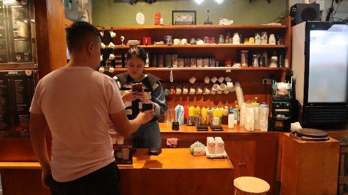 KISAH SUKSES - Hendra Susanto sang pemilik Beskabean Coffee yang jatuh bangun merintis usaha. Kini ia memiliki sejumlah cabang tempat usaha minum kopi di Palembang dan Jakarta. Foto diambil beberapa waktu lalu