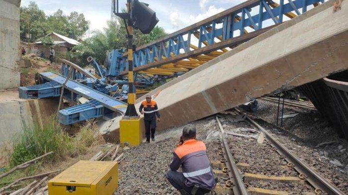 Crane Jembatan Fly Over Bantaian, Desa Penanggiran, Kecamatan Ujan Mas, Kabupaten Muara Enim, Provinsi Sumsel ambruk, Kamis (7/3/2024).