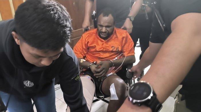 ASKE MABEL DITEMBAK - Aske Mabel, pecatan polisi yang membelot ke Kelompok Kriminal Bersenjata (KKB) akhirnya diringkus Satgas Damai Cartenz, Rabu (19/2/2025) setelah 8 bulan buron. Aske ditembak aparat karena melakukan perlawanan.