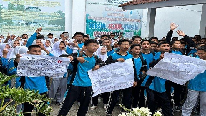 DEMO DI SEKOLAH-Para siswa saat melakukan aksi demo di depan sekolah SMK N 1 Lubuklinggau, Jumat (23/5/2025).Buntut Guru Cabul  dan Pungli Tidak Ditindak, Pelajar SMKN 1 Lubuklinggau Demo