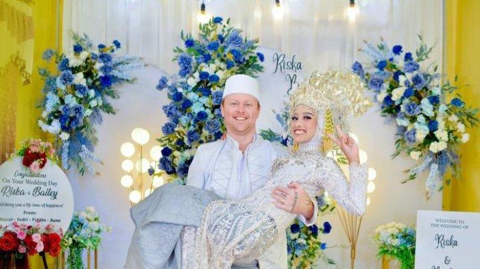 Riska Damayanti, warga Desa Rejo Mulyo, Kecamatan Belitang II, OKU Timur, Sumatera Selatan, resmi dipersunting Bailey Robert James Davis, pria asal New Zealand, pada Selasa, 8 April 2025. Pasangan beda negara ini menarik perhatian publik usai mengunggah momen pernikahan mereka dengan mahar fantastis. (Dokumen Pribadi)