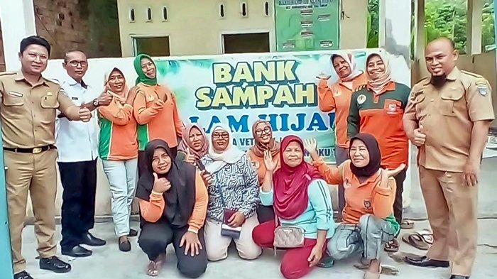 DLH Kabupaten OKU Timur memanfaatkan barang bekas dari Bank Sampah untuk diolah menjadi barang kerajinan tangan. Foto diambil Senin (15/1/2024).
