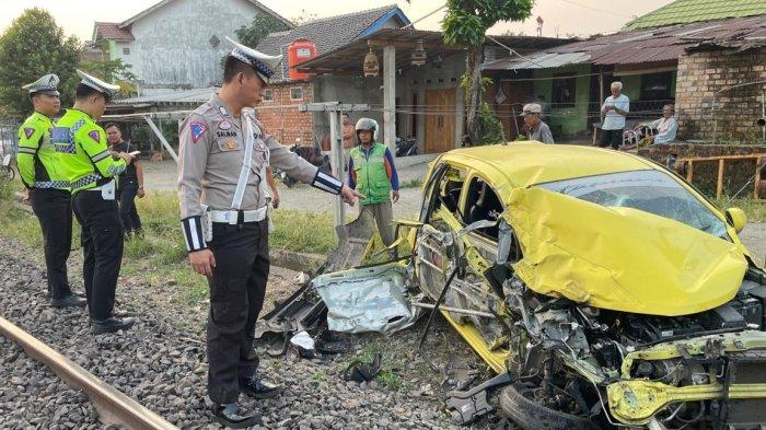 Daihatsu Ayla BG 1603 OO ringsek setelah disenggol Kereta Api Babaranjang (KA BBR)