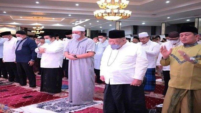 Dari kanan, Ustadz H Solihin Hasibuan, H Abdul Hali Ali (Haji Halim) Gubernur Sumsel H Herman Deru (HD), melaksanakan sholat tarawih bersama di Griya Agung Palembang, Sabtu (2/4/2022).