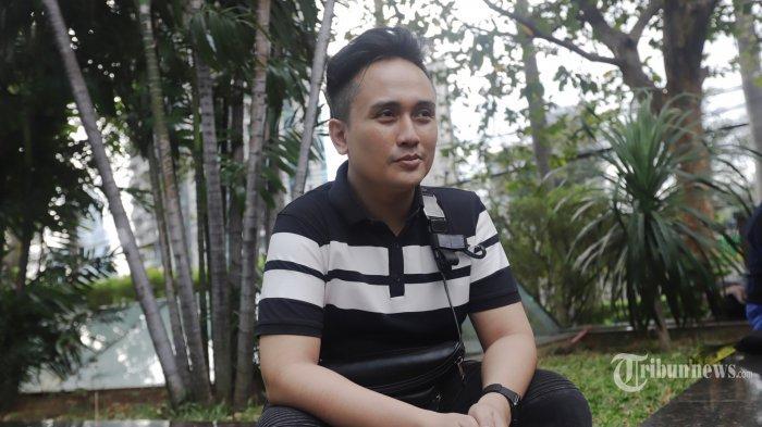 RAMALAN DENNY DARKO - Ilusionis Denny Darko ditemui usai menjadi nara sumber di stasiun TV di Jakarta, Rabu (15/7/2020). Denny Darko terawang nasib Reza Gladys dan Nikita Mirzani