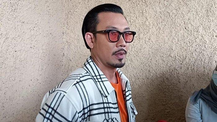 DENSU BERI SYARAT - Aktor Denny Sumargo berbincang di kawasan Mampang Prapatan, Jakarta Selatan, Senin (27/12/2021). Agus Salim masih harapkan uang donasi, Denny Sumargo beri 2 syarat