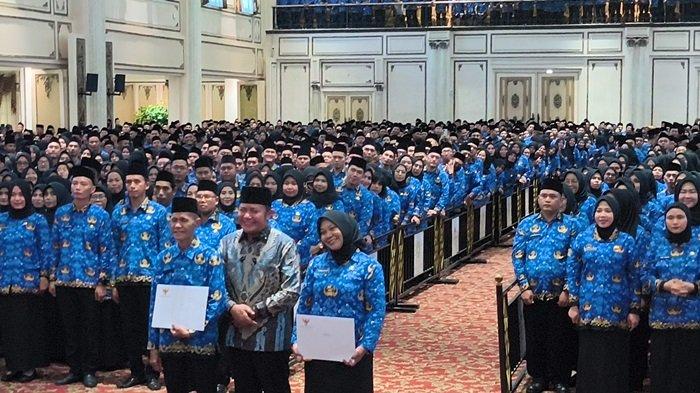 PELANTIKAN PPPK - Sebanyak 3.077 Pegawai Pemerintah Perjanjian Kerja (PPPK) Tahap 1 di Lingkungan Pemerintah Provinsi Sumsel formasi tahun anggaran 2024 resmi dilantik Gubernur Sumsel Herman Dari di The Sultan Convention Center Palembang, Kamis (5/6/2025)