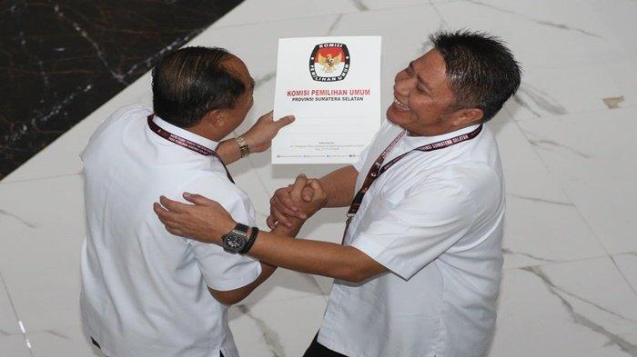 Pasangan Gubernur dan Wakil Gubernur Sumsel terpilih Herman Deru Cik Ujang berpelukan usai menerima berkas penetapan sebagai Gubernur dan Wakil Gubernur Sumsel terpilih 2025-2030 dalam Rapat Pleno Terbuka KPU Sumsel, Kamis (9/1/2025). SYAHRUL HIDAYAT
