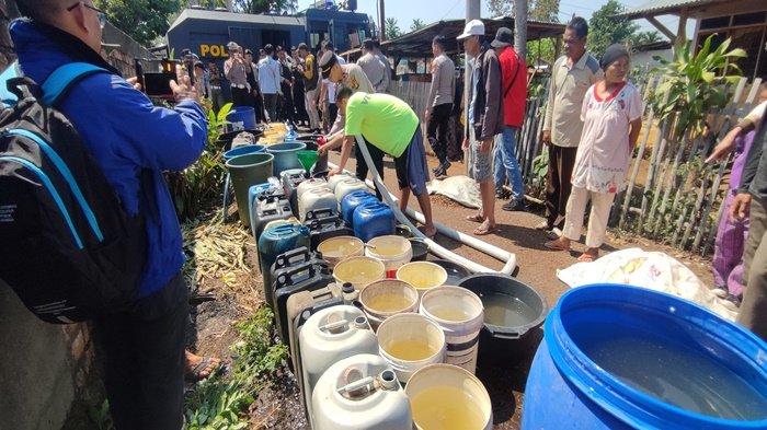 PEMBAGIAN AIR BERSIH : Warga Desa Simpang Embacang Kecamatan Dempo Tengah saat mengantri pembagian air bersih oleh Polres Pagar Alam, Rabu (27/9/2023).