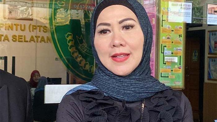 TANGGAPAN VENNA MELINDA - Venna Melinda di Pengadilan Agama Jakarta Selatan, Jumat (6/12/2024). Desak Anaknya Menikah, Venna Melinda Kuak Hubungan Fuji dan Verrell Bramasta.