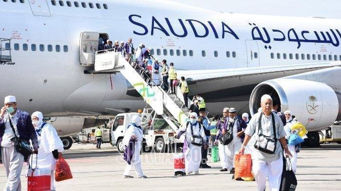PEMULANGAN JEMAAH HAJI - Jemaah Haji Indonesia tahun 2024 dengan pesawat Saudia Airlines tiba di Tanah Air, Indonesia. Wakil Pengendali Teknis Bidang Media Center Haji (MCH) PPIH Arab Saudi, Akhmad Fauzin, melaporkan pemulangan jemaah haji tahun 2025 ke Tanah Air dimulai pada Rabu, 11 Juni 2025, dengan tujuh kelompok terbang (kloter) untuk gelombang pertama.