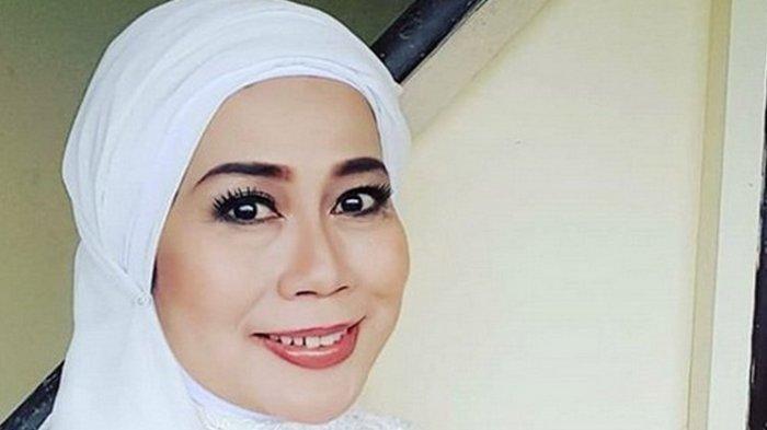 ALAMI KEBUTAAN - Potret penyanyi Dewi Yull di-capture Sabtu (5/7/2025). Dewi Yull menceritakan awal mula mata sebelah kanan alami kebutaan.