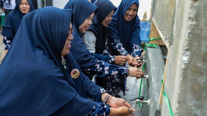 Dilanda Kemarau Panjang, Warga Desa Belatung OKU Bahagia Dapat Bantuan Air Bersih