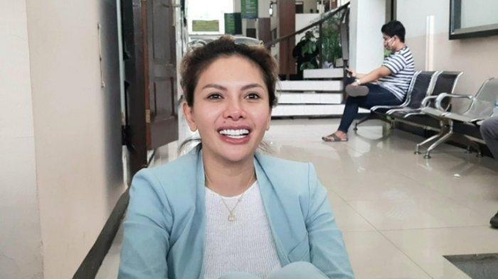 NIKITA DILAPORKAN -- Nikita Mirzani di Pengadilan Negeri Jakarta Selatan, Jalan Ampera Raya, Pasar Minggu, Jakarta Selatan, Kamis (28/5/2020).. Dilaporkan Reza Gladys Kasus Pemerasan, Nikita Mirzani dan dr Oky Pratama tak Takut