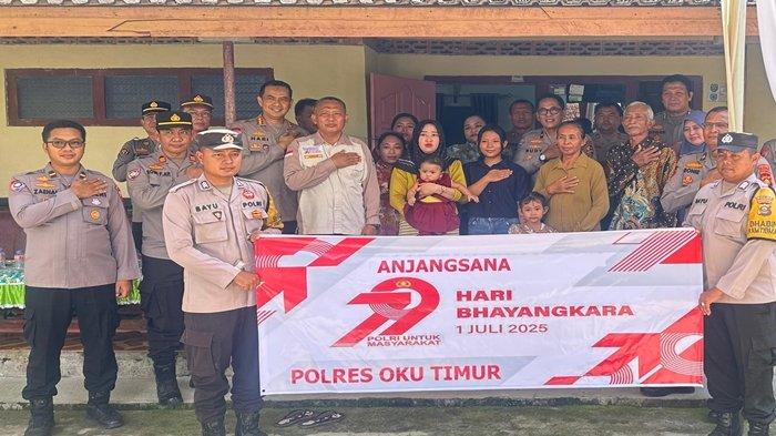 ANJANGSANA - Dirbintibmas Kakor Binmas Mabes Polri, Brigjen M Rudy Syafirudin, SIk, SH bersama rombongan menggelar giat Anjangsana untuk menjalin silaturahmi, memberikan dukungan semangat kepada keluarga yang ditinggalkan, almarhum AKP (anumerta) Lusianto dan Aiptu (anumerta) Petrus Aprianto, pada Kamis (26/6/2025) sekitar pukul 09.20.