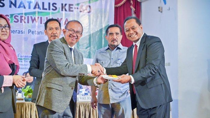 Direktur Utama Pusri, Tri Wahyudi Saleh hadir menyampaikan orasi ilmiah dengan Tema “Smart Farming untuk Petani Millennial dan Petani GEN-Z”.