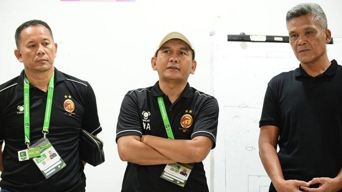 Dirtek Sriwijaya FC Indrayadi, Manajer Tim Sriwijaya FC Hendriansyah, dan Pelatih Kepala Hendri Susilo usai memberikan pengarahan dan penyerahan bonus kemenangan 3-0 atas PSDS Deli Serdang di Stadion Gelora Sriwijaya Jakabaring Palembang, Minggu (19/11/2023) petang.