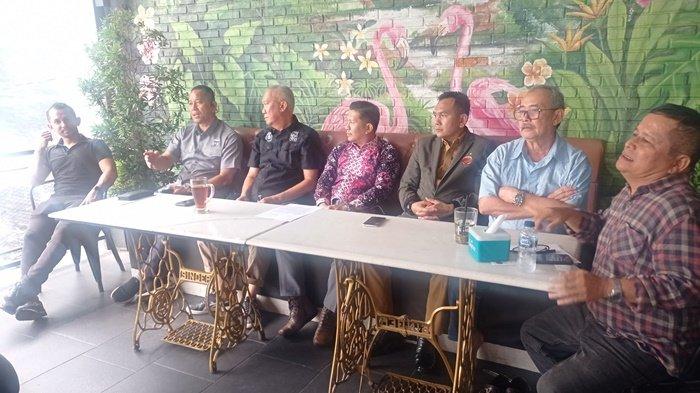 Presiden SFC H Bakti Setiawan (kedua dari kanan), bersama Dirtek Sriwijaya FC Indrayadi, Komisaris PT SOM (Sriwjaya Optimis Mandiri) Asfan Fikri Sanap, Sekretaris Perusahaan Faisal Mursyid, Manajer Tim H Hendriansyah, Kuasa Hukum Agus Mirantawan SH dari Kantor Hukum Samudera, memberi penjelasan di Kafe Monte Palembang, Rabu (31/10/2023).