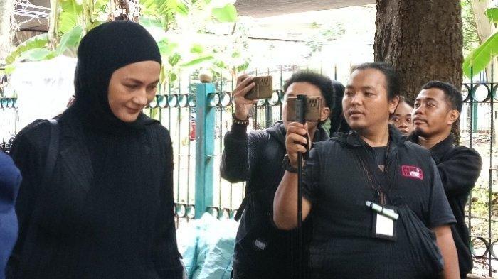 PAULA BANTAH SELINGKUH - Paula Verhoeven disebut saksi dari pihak Baim Wong pernah berduaan dengan seorang pria dalam jangka waktu yang lama dan pada saat yang tidak biasa.  Disebut istri durhaka, Paula Verhoeven menangis bersumpah tak selingkuhi Baim Wong