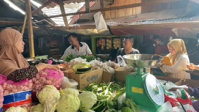 Disperindag dan tim gabungan Satgas Pangan lakukan monitoring harga kebutuhan pokok di pasar Inpres Pendopo, Kecamatan Talang Ubim Kabupaten PALI, Rabu (15/11/2023).