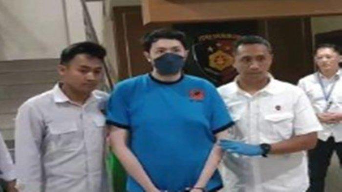 KELAINAN DOKTER RESIDEN - Konferensi pers Polda Jabar atas kasus rudapaksa keluarga pasien RS Hasan Sadikin (RSHS) Bandung oleh dokter residen Priguna Anugerah Pratama (berkaus biru) di Mapolda Jabar, Rabu 9 April 2025. Mengenal kelainan seksual Somnophilia yang diidap dokter residen Priguna