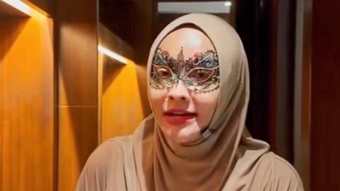 DOKTIF UNGKAP FAKTA - Potret Doktif ketika ditemui di kawasan Jakarta Selatan, Kamis (20/2/2025). Doktif sebut dr Richard Lee suap Nikita Mirzani Rp 2 M uang tutup mulut saham skincare