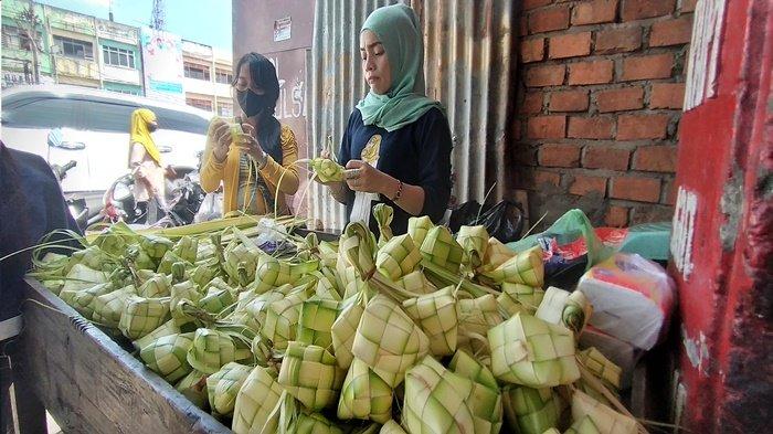 Dona dan kakak perempuannya tampak serius menganyam daun kelapa muda untuk dibentuk menjadi ketupat, dan akan di jual dengan Sarh ikat ketupat ukuran kecil sedang dijual seharga Rp 12.000 dan untuk ketupat berukuran besar dihargai Rp 15.000 per ikat dengan isi 10 buah 