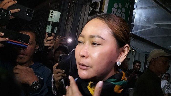 TITIEK PUSPA MENINGGAL - Inul Daratista ditemui di rumah duka, Pancoran, Jakarta Selatan, Kamis (10/4/2025). Duka Inul Daratista Ditinggal Titiek Puspa Selamanya.