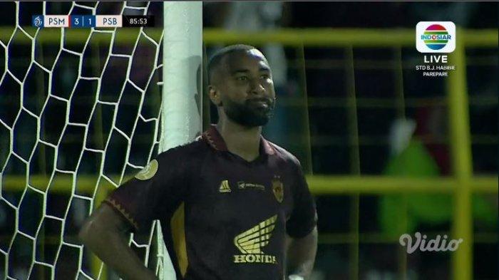 Ekspresi bek PSM Makassar, Yuran Fernandes setelah mencetak gol bunuh diri ke gawang sendiri pada laga pekan keempat Liga 1 2023-2024 antara PSM Makassar vs Persib Bandung, Sabtu (22/7/2023) malam.