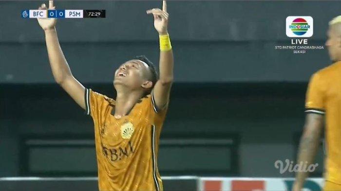 Ekspresi pemain Bhayangkara FC, Sani Rizky setelah sepakannya mengenai mistar gawang tengah PSM Makassar pada laga pekan kelima Liga 1 2023-2024 antara Bhayangkara FC vs PSM Makassar, Sabtu (29/7/2023) malam.
