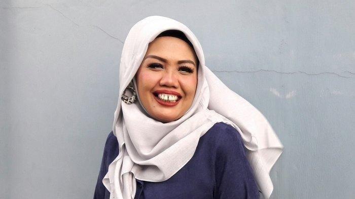 DIUNFOLLOW RIDWAN KAMIL: Potret Elly Sugigi saat diwawancara awak media beberapa waktu lalu. Kini terungkap Elly Sugigi diunfollow Ridwan Kamil pasca tahu perselingkuhan Lisa Mariana dengan suami Atalia  sejak 2021 lalu.