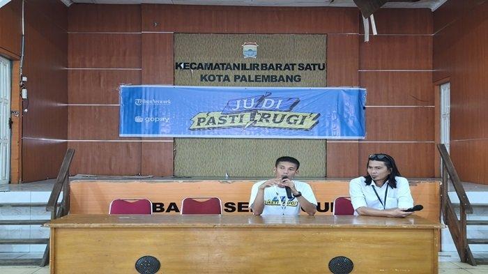 Erwin Erlani (kiri) sebagai sosok eks penjudi dan aktivis anti judi saat edukasi Judi Pasti Rugi di Aula Serbaguna Kantor Camat Ilir Barat 1, Senin (9/6/2025).