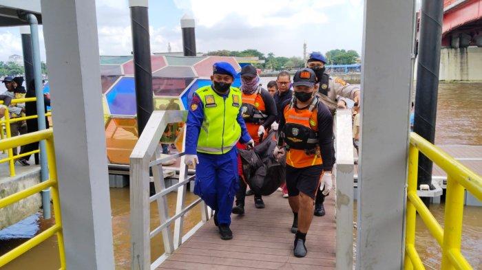 Evakuasi korban atas nama Endut, yang sempat hilang karena kapal jukung meledak