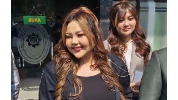 VIDEO SYUR LISA - Lisa Mariana didampingi kuasa hukumnya dalam sidang mediasi yang digelar di Pengadilan Negeri Bandung pada Rabu (4/6/2025). FAKTA Video Syur Lisa Mariana Akui Dirinya, Kini Lupa Lokasinya hingga Sebut Lagi Mabuk