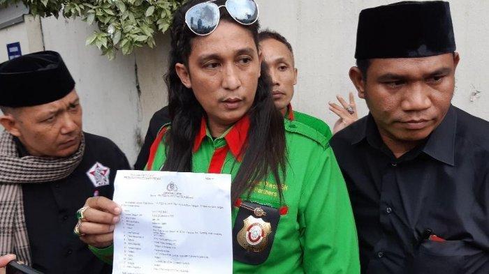 UTANG FIRDAUS OIWOBO - Firdaus Oiwobo yang mengaku sebagai paman Nadya Arifta. Keluarga Nadya Arifta menyatakan Firdaus Oiwobo bukanlah paman Nadya. Firdaus Oiwobo tak berkutik saat ditagih utang makan di sosmed