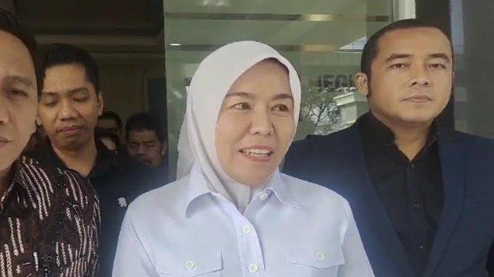 Fitrianti Agustinda yang juga Ketua PMI Kota Palembang memenuhi panggilan penyelidik Kejaksaan Negeri (Kejari) Palembang dalam rangka pemeriksaan terkait dana hibah PMI Kota Palembang, Selasa (23/7/2024).