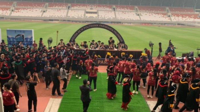 Ratusan mahasiswa Politeknik Pariwisata (Poltekpar) Palembang mengikuti dance Flashmob di Wisuda ke-4 yang digelar di Stadion Gelora Sriwijaya Jakabaring, Selasa (17/10/2023).