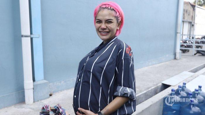 NIKITA FOKUS HAMIL - Artis Nikita Mirzani ditemui usai menghadiri acara sebuah stasiun TV di kawasan Tendean Jakarta, Jumat (19/4/2019). Fokus Jaga Janin di Perut, Nikita Mirzani Ogah Peduli soal Status Tersangka Pemerasan.