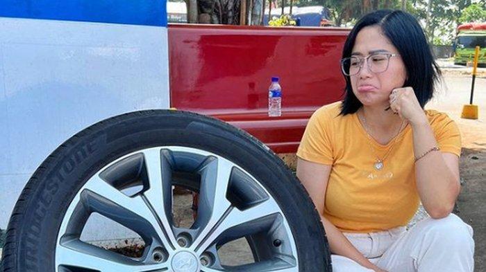 Food vlogger Farida Nurhan atau Omay akui banyak follower media sosialnya yang meminta implan payudaranya setelah menjalani operasi pengangkatan implan.