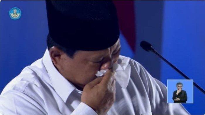 Presiden Prabowo Subianto menangis saat berpidato dalam Peringatan Hari Guru Nasional 2024 yang digelar di Velodrome, Rawamangun, Jakarta Timur pada Kamis (28/11/2024). Ia juga umumkan gaji guru akan naik.