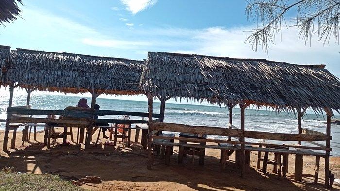 Gazebo yang disediakan di pinggir pantai untuk menikmati pesona Pantai Sungai Suci.