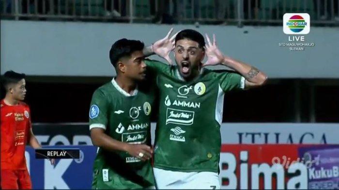Gelandang PSS Sleman, Jonathan Bustos berselebrasi usai mengejar ketertinggalan dengan golnya pada laga Liga 1 2023-2024 pekan keenam, Jumat (4/8/2023) malam.