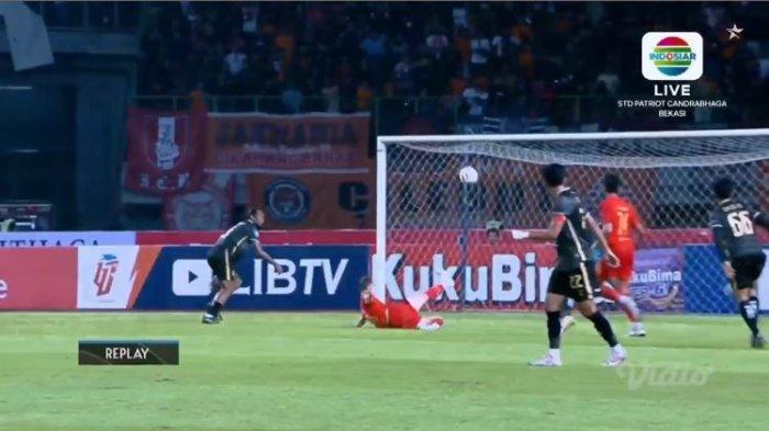 Gelandang baru Persija Jakarta, Maciej Gajos, melepaskan sepakan akrobatik sambil terjatuh ke gawang Awan Setho dari Bhayangkara FC tetapi masih meleset pada laga pekan ketiga Liga 1 2023-2024, Minggu (16/7/2023).