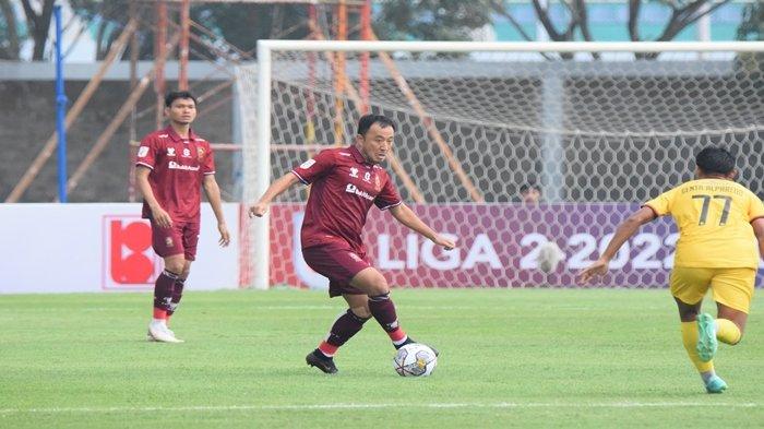 Gelandang bertahan Sriwijaya FC asal Korea Selatan Yu Hyun Koo bersama stoper Zakaria berjibaku mempertahankan bola dari serangan pemain Semen Padang FC yang berakhir imbang 2-2 pada laga kedua Liga 2 grup A wilayah Barat di Stadion Atletik 1 Jakabaring Sport City Palembang, Senin (5/9/2022) sore