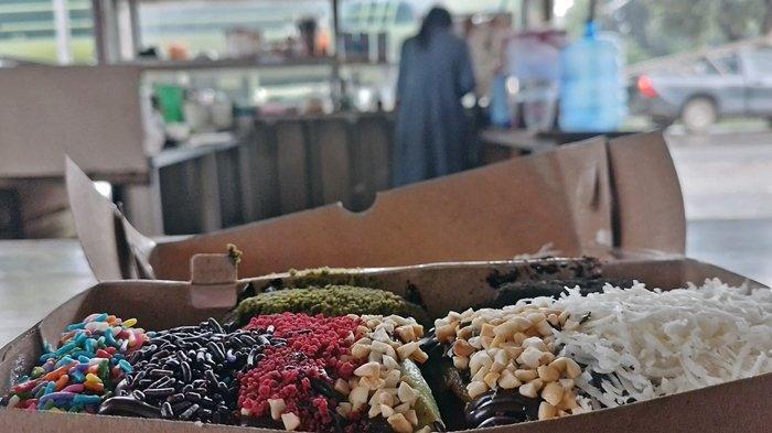 Gerai Mbak Nila di Bnayuasin menjual kue pukis dengan berbagai topping di atasnya.