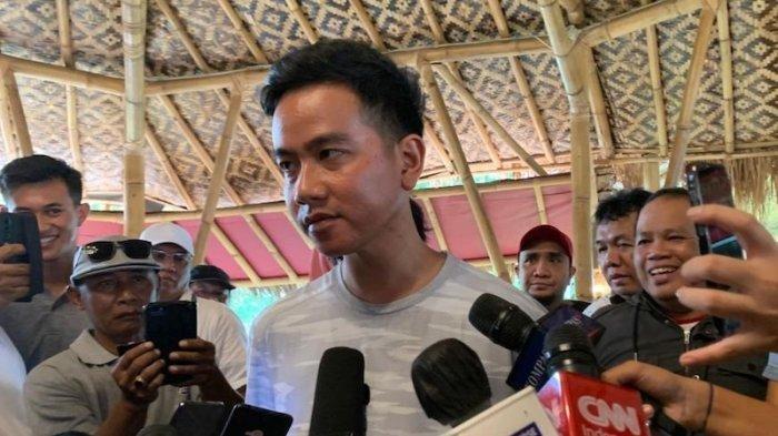 INSTAGRAM GIBRAN - Gibran Rakabuming Raka saat ditemui di sela-sela mendampingi Ganjar berkeliling Kabupaten Bogor di Saung Berkah, Cibinong, Sabtu (22/7/2023). Gibran ketahuan follow akun judi online, Istana Wapres bereaksi