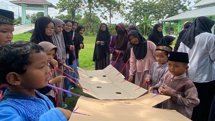 Kegiatan bertema Menggembirakan dan Memuliakan Anak Yatim Kolaborasi Glow As One dan KPP dilangsungkan di SMP Muhammadiyah 1 Jetis, Minggu (08/12/2024) pada pukul 09.00 WIB.