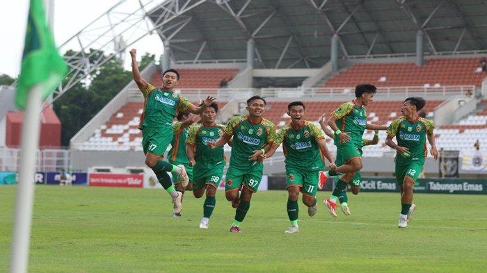 Gol pertama di menit ke18 oleh penyerang Sriwijaya FC Imam Witoyo (no punggung 97) ke gawang FC Bekasi City laga Liga 2 Indonesia disambut seleberasi pemain lainnya, Sabtu (4/1/2025).