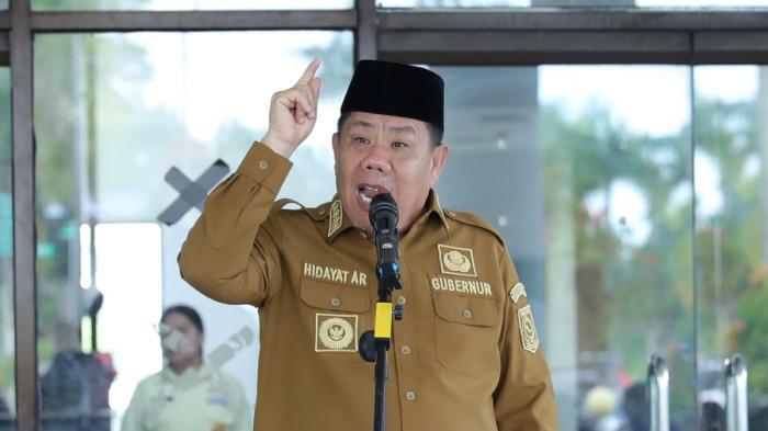 Gubernur Bangka Belitung Hidayat Arsani saat memimpin apel